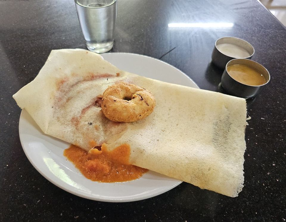 Masala dosa with vada and chutney